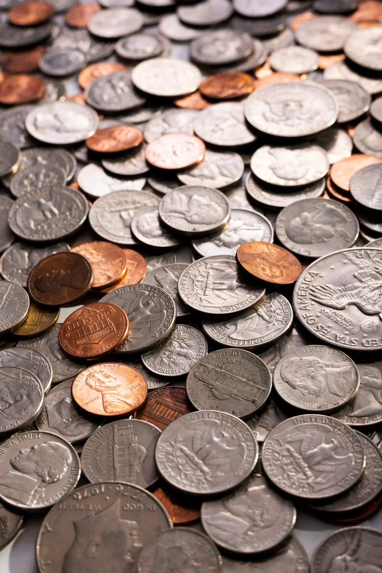 Zátiší s rozházenými dolarovými mincemi