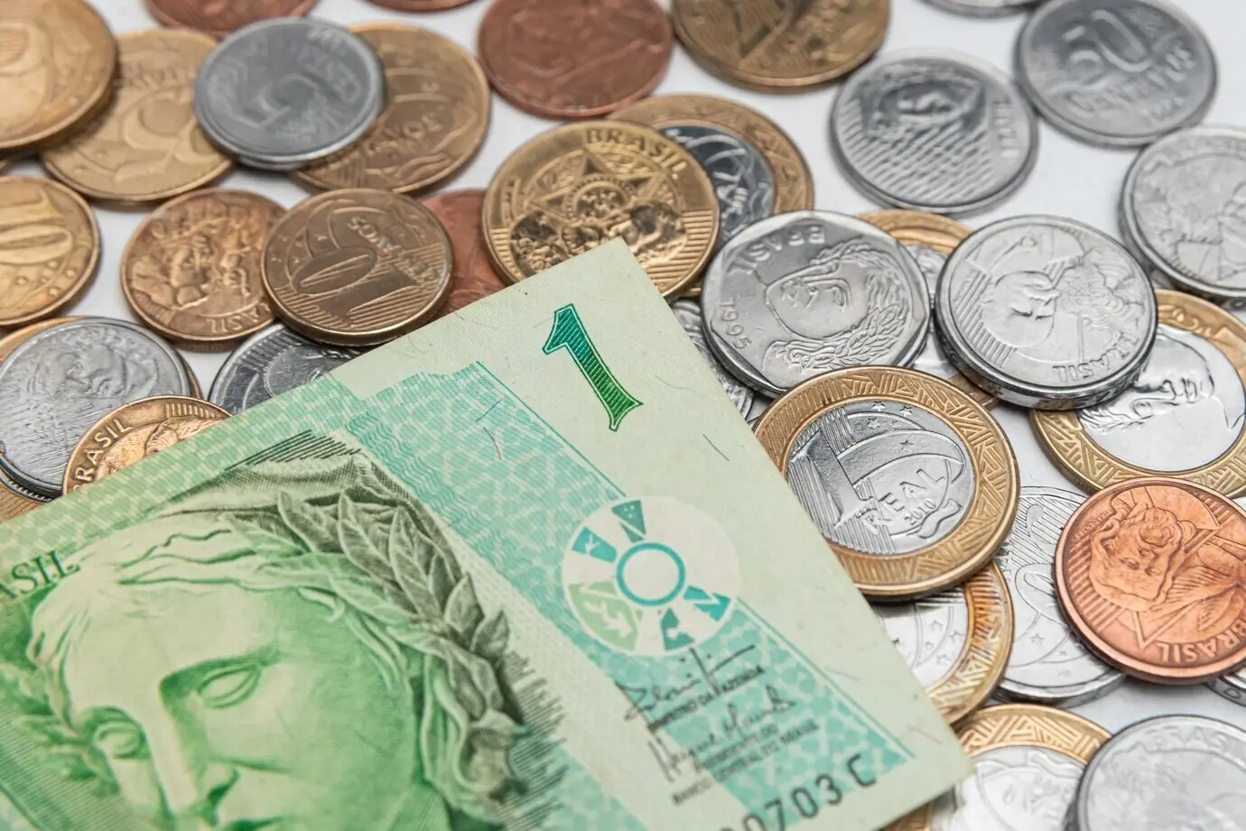 Peníze – brazilské mince – bankovka v hodnotě 1 realu